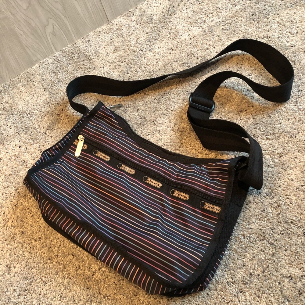 LESPORTSAC rainbow stripe handbag! EXCELLENT condition. Lightweight & fun.